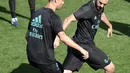 Karim Benzema (kanan) dan Cristiano Ronaldo sedang berlatih pada sesi latihan di Real Madrid sport city, (15/8/2017). Ronaldo tak bisa tampil melawan Barcelona pada leg kedua Piala Super Spanyol. (AFP/Javier Soriano)