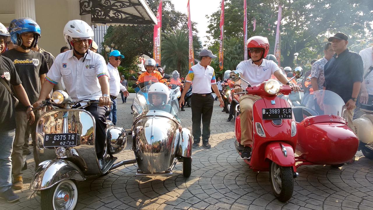 Gubernur DKI Anies Baswedan dan Wakilnya Sandiaga Uno kompak bervespa saat membuka Jakarnaval (Liputan6.com/Ika Defianti)