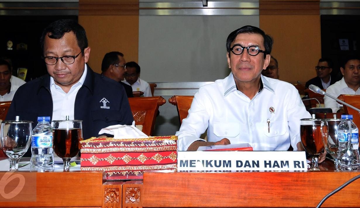 Menkumham, Yasonna Laoly (kanan) jelang mengikuti rapat kerja dengan Komisi III DPR RI di gedung Parlemen, Senayan, Jakarta, Senin (10/4). Rapat membahas sejumlah permasalahan dan pengawasan DPR. (Liputan6.com/Helmi Fithriansyah)