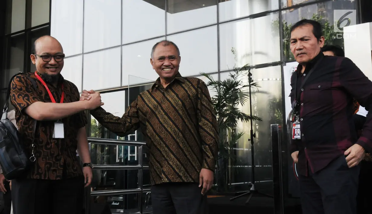 Penyidik senior KPK Novel Baswedan (kiri) berjabat tangan dengan Ketua KPK Agus Rahardjo (tengah) di Gedung KPK, Jakarta, Jumat (27/7). Novel Baswedan kembali bekerja setelah absen selama 16 bulan. (Merdeka.com/Dwi Narwoko)