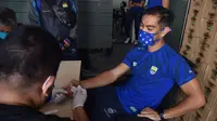 Gelandang Persib Omid Nazari mengikuti rapid test di Graha Persib, Minggu (9/8/2020). (Foto: Media Ofisial Persib)