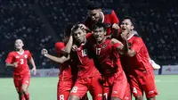 Selebrasi para pemain Timnas Indonesia U-22 setelah Titan Agung Fawwazi mencetak gol pertama ke gawang Kamboja pada laga keempat Grup A SEA Games 2023 di Olympic National Stadium, Phnom Penh, Kamboja, Rabu (10/5/2023). (Bola.com/Abdul Aziz)