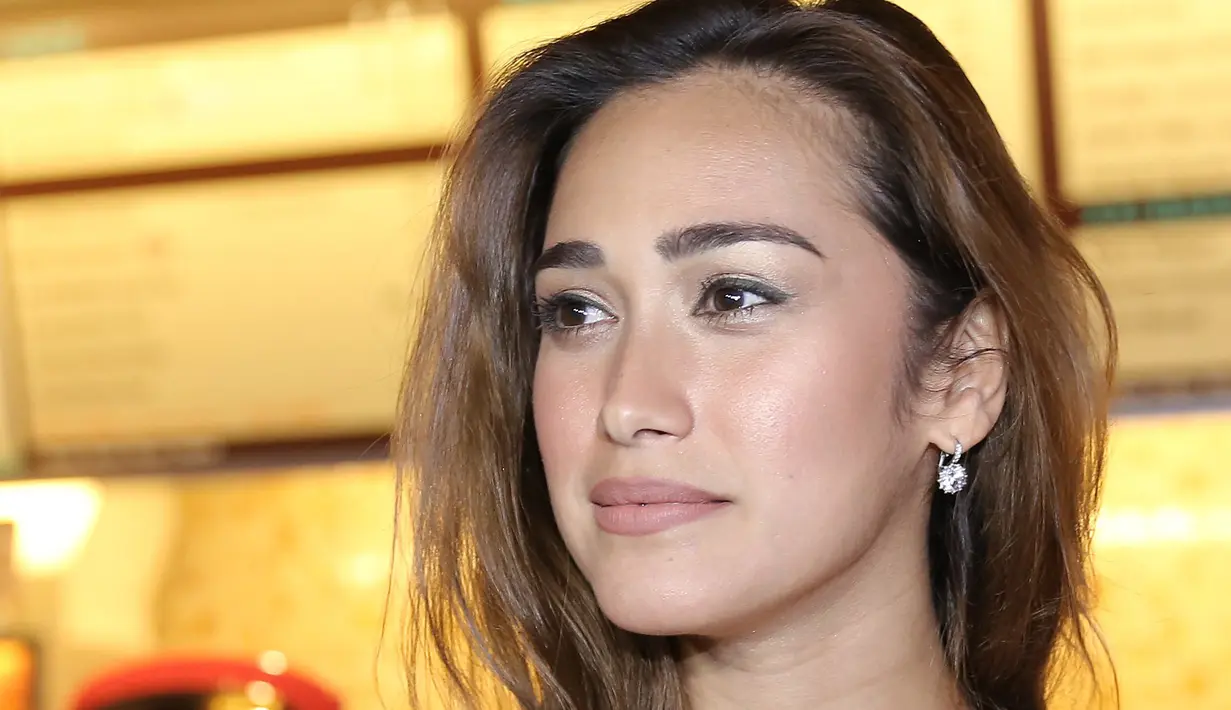 Dalam film Pinky Promise, Alexandra Gottardo berperan sebagai Baby. Memerankan sosok wanita perantau dari Jawa yang menjadi istri simpanan pengusaha. (Galih W. Satria/Bintang.com)