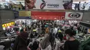 Kerumunan warga saat mengunjungi Blok A Pasar Tanah Abang, Jakarta, Minggu (2/5/2021). Kepadatan pengunjung yang ingin membeli kebutuhan untuk Lebaran tetap terjadi di Blok A dan B Tanah Abang meski petugas gabungan telah berjaga di pintu masuk guna mencegah kerumunan. (merdeka.com/Iqbal S Nugroho)