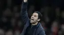 Pelatih Arsenal, Mikel Arteta menginstruksikan pemainnya saat bertanding melawan Leeds United pada pertandingan Piala FA di Emirates Stadium, Inggris (6/1/2019). Kemenangan ini membawa The Gunners ke babak keempat dan menghadapi Bournemouth. (AP Photo/Kirsty Wigglesworth)