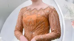 Kenakan kebaya berwarna orange, penampilan Adisty Juniar di hari pertunangannya bikin pangling. Polesan makeup yang tidak terlalu tebal dengan tatanan rambut yang disanggul semakin pancarkan pesona calon istri bintang sinetron Jodoh Wasiat Bapak ini. Akan segera melaju ke jenjang yang lebih serius, kebahagiaan terpancar jelas di wajah wanita yang akrab disapa Adis ini. (Liputan6.com/IG/@cekaphoto)