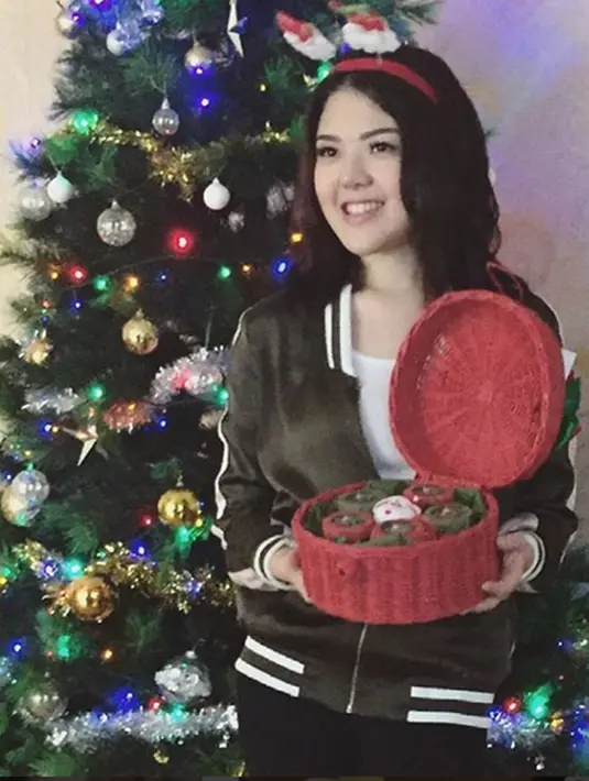 Wanita muda yang satu ini tampak semakin cantik dengan bando bertema Natalnya. Lewaat unggahan foto dirinya yang sedang berdiri di depan pohon natal, Tina Toon mengucapkan selamat hari Natal dan berharap untuk diberkati Tuhan. (Instagram/tinatoon101)