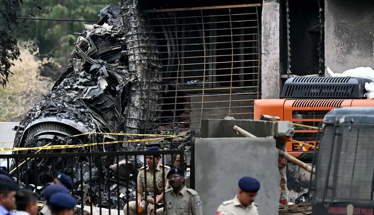 Bandara tersebut dikelilingi oleh kawasan pemukiman yang sangat padat dan turut memperparah dampak kecelakaan. (Punit PARANJPE/AFP)
