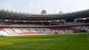 Kondisi rumput Stadion Utama Gelora Bung Karno (SUGBK) di Senayan, Jakarta, Senin (13/3/2023). Bekas pijakan dari lantai portabel yang digunakan saat konser musik juga masih terlihat jelas di area lapangan. Bentuknya berupa garis-garis bekas pijakan benda tersebut. (Liputan6.com/Angga Yuniar)
