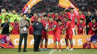 Skuad Timnas Indonesia U-19 berfoto dengan trofi juara Piala AFF U-19 2024 yang diserahkan oleh Ketua Umum PSSI, Erick Thohir usai mengalahkan Thailand U-19 pada laga final di Stadion Gelora Bung Tomo, Surabaya, Senin (29/7/2024). (Bola.com/Bagaskara Lazuardi)