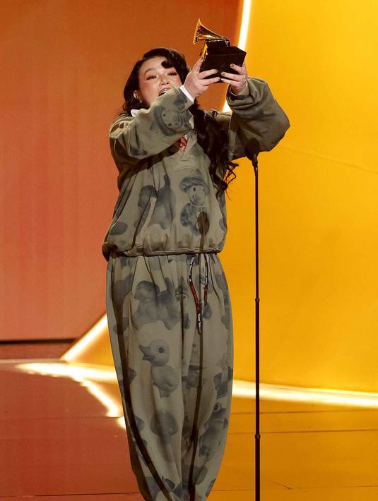 Ini menjadi Grammy Award pertamanya di kategori Penyanyi Pop Terbaik. Tampak dalam foto, penyanyi sekaligus penulis lagu asal Inggris, Lola Young menerima penghargaan Penyanyi Pop Terbaik di atas panggung Penghargaan GRAMMY ke-68 di Crypto.com Arena, Los Angeles, California, pada 1 Februari 2026. (Frazer Harrison/GETTY IMAGES NORTH AMERICA/Getty Images via AFP)