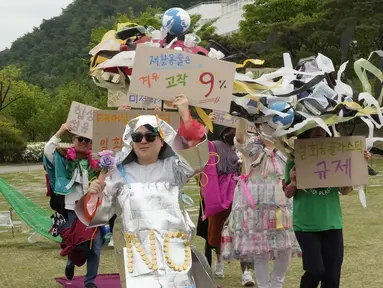 Aktivis lingkungan menggelar peragaan busana yyang terbuat dari plastik untuk memperingati Hari Bumi di Seoul, Korea Selatan, Senin (22/4/2024). (AP Photo/Ahn Young-joon)