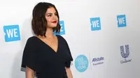Penyanyi Selena Gomez berpose saat menghadiri WE Day California di The Forum di Inglewood, California (19/4). Hak sepatu Selena Gomez berbentuk sangat unik karena terdiri dari tiga bulatan dan berbahan suede. (AFP Photo/Tommaso Boddi)