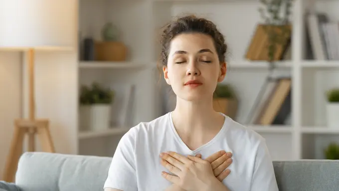 perempuan meditasi cantik