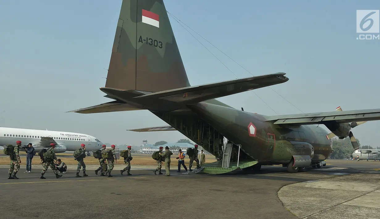 Anggota Kopassus menaiki pesawat Hercules di Lanud Halim Perdanakusuma, Jakarta, Senin (30/7). 140 personel Kopassus dikerahkan untuk mengevakuasi ratusan orang yang terjebak di Gunung Rinjani akibat gempa 6,3 SR di Lombok. (Merdeka.com/Iqbal S. Nugroho)