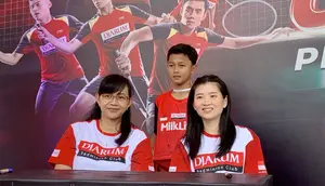 Mantan atlet bulu tangkis Indonesia Maria Kristin Yulianti (kiri) dan Debby Susanto (kanan) saat menghadiri sesi meet and greet dengan peserta Audisi Umum PB Djarum 2024 di GOR Djarum, Jati, Kudus pada Kamis (12/9/2024). (Liputan6.com/Melinda Indrasari)