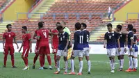 Para pemain timnas Indonesia terlibat pertikaian dengan pemain Kamboja di Stadion Shah Alam, Selangor, Kamis, (24/8/2017). Indonesia menang 2-0 atas Kamboja. (Bola.com/Vitalis Yogi Trisna)