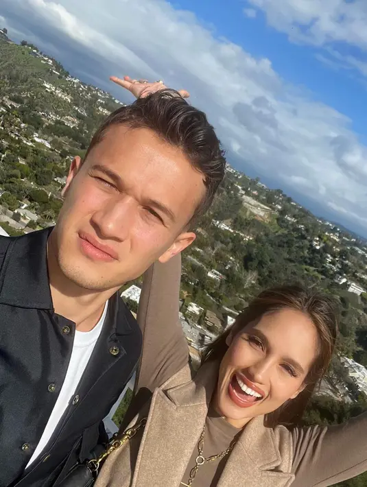 Istilah gaul cewek bumi dan cewek mamba diaplikasikan Cinta Laura dan Arya Vasco. Cinta mema[@claurakiehl]