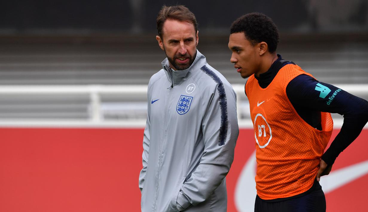 Pelatih Inggris, Gareth Southgate (kiri) berbincang dengan bek Trent Alexander-Arnold saat sesi latihan Burton-on-Trent (6/9/2019). Di grup A Inggris menempati posisi pertama dengan poin enam sedangkan Bulgaria diposisi terakhir poin dua. (AFP Photo/Paul Ellis)