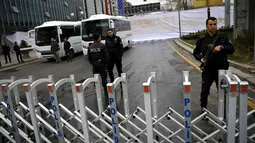 Petugas keamana berjaga didekat lokasi serangan bom bunuh diri di Ankara , Turki 14 Maret 2016. Peristiwa tragis ini setidaknya menewaskan 34 orang dan melukai 125 orang. (REUTERS / Umit Bektas)