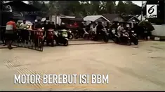 Puluhan pengendara motor berebut saat mengisi bbm di sebuah SPBU di Banjar, Kalimantan Selatan.