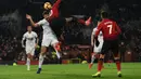 Duel udara dilakukan Romelu Lukaku dan Ben Mee pada laga lanjutan Premier League berlangsung di stadion Old Trafford, Manchester, Rabu (30/1). Man United ditahan imbang 2-2 kontra Burnley. (AFP/Paul Ellis)