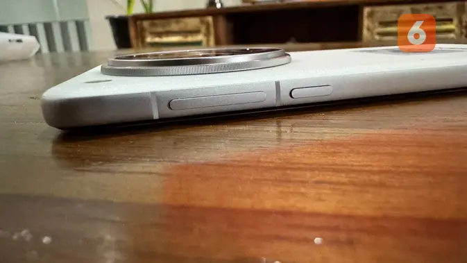 <p>Tombol mode volume dan power di Oppo Find X8 Pro. (Liputan6.com/ Yuslianson)</p>