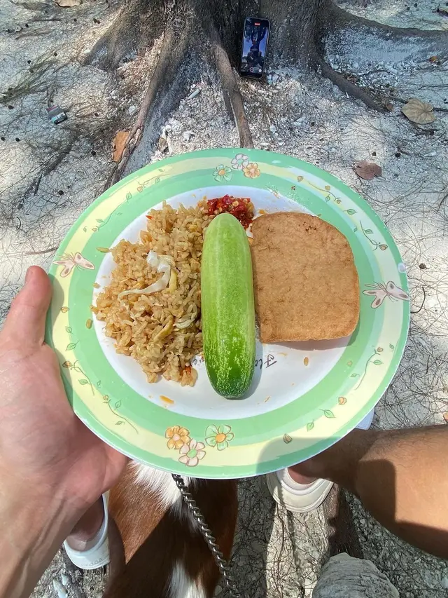 Boy William liburan ke pantai bersama anjingnya. [Foto: Instagram/boywilliam17]