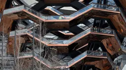 Detail konstruksi bangunan Vessel di proyek pembangunan Hudson Yards, Manhattan West Side, New York, AS, Selasa (12/3). Menara ini memiliki 155 tangga. (REUTERS/Mike Segar)