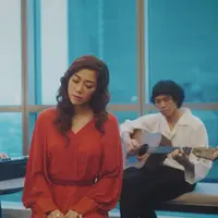 Vierratale tampil penuh kegalauan di video musik single Ghosting.  (YouTube Kevin Aprilio & Vicy Melanie)