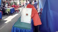 Warga di TPS 4 Jatimulyo, Kota Malang, menyalurkan hak pilihnya untuk Pilkada Kota Malang 2018 (Liputan6.com/Zainul Arifin)