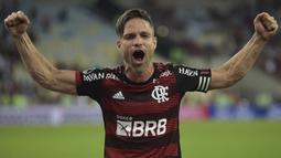 Diego Ribas. Gelandang Brasil berusia 37 tahun yang merupakan produk Akademi Santos FC ini sejak awal musim 2016/2017 memilih pulang kampung ke Brasil untuk membela Flamengo usai meninggalkan Fenerbahce dengan status bebas transfer. Sebelumnya ia sempat memperkuat beberapa klub elite Eropa, di antaranya Juventus dan Atletico Madrid. Bersama Flamengo, hingga kini ia telah tampil dalam 218 laga di semua ajang dengan torehan 31 gol dan 25 assist. (AFP/Carl De Souza)