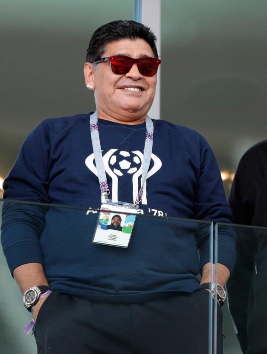 Senyum mantan bintang sepak bola, Diego Maradona saat menyaksikan laga antara Argentina dan Islandia dalam penyisihan Grup D Piala Dunia 2018 di Stadion Spartak, Moskow, Rusia, Sabtu (16/6). (AP Photo/Ricardo Mazalan)