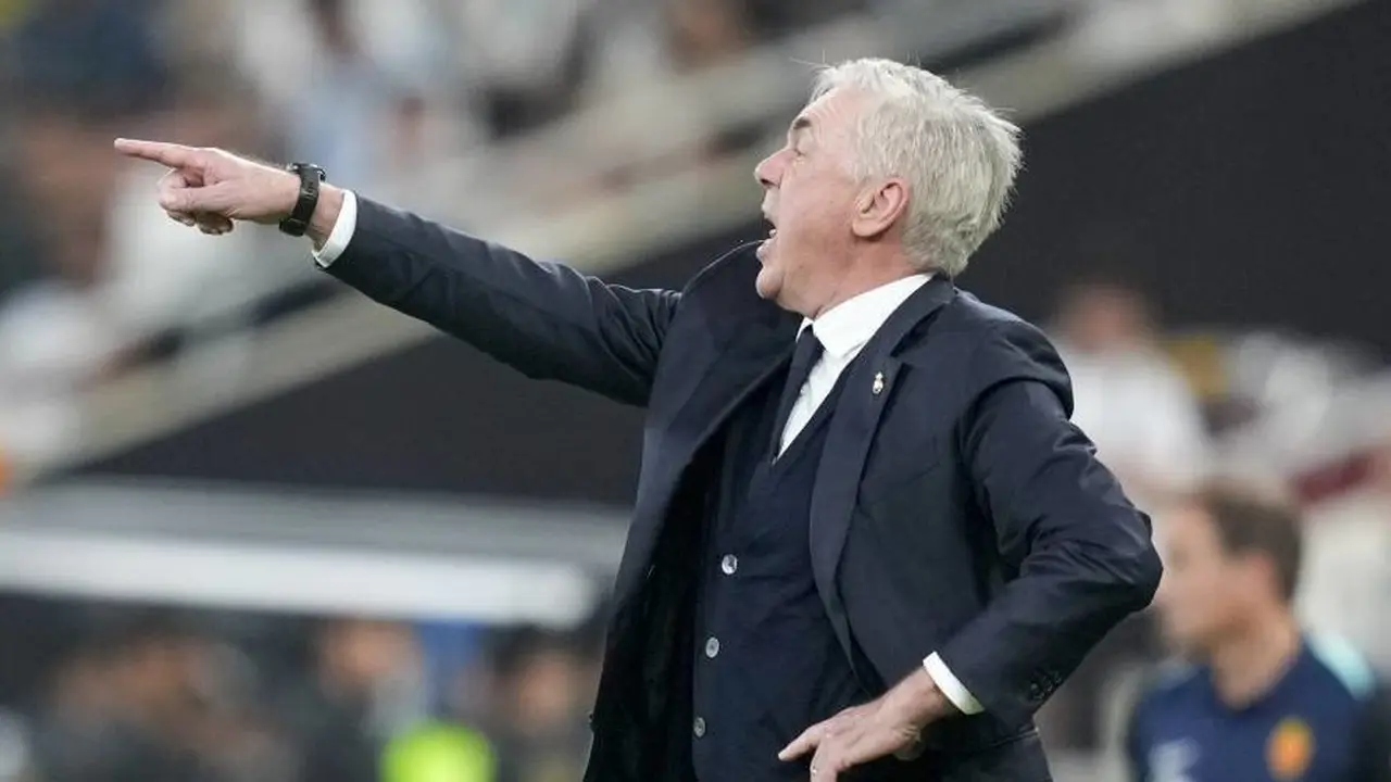 Carlo Ancelotti dalam laga Piala Super Spanyol antara Real Madrid vs Mallorca, Jumat (10/1/2025) dini hari WIB. (c) AP Photo/Altaf Qadri