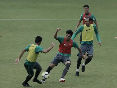 Pemain Timnas Indonesia U-23, Hanif Sjahbandi, saat latihan di Lapangan ABC Senayan, Jakarta, Rabu (25/4/2018). Latihan tersebut dalam rangka persiapan Anniversary Cup 2018. (Bola.com/M Iqbal Ichsan)