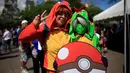 Dua cosplayer berpose sambil mengenakan kostum karakter dari game augmented reality Pokemon ketika ikut ambil bagian dalam acara "poketour" di San Salvador, El Salvador, Sabtu (23/7). (REUTERS/Jose Cabezas)