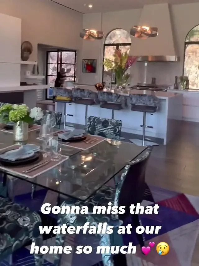 Rumah dan Mobil Mewah Farah Quinn