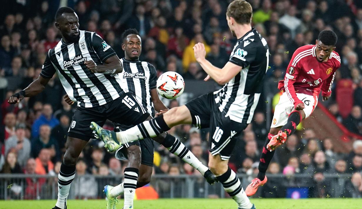 Amad Diallo sukses menjadi bintang kemenangan Manchester United saat menaklukkan PAOK pada laga Liga Europa 2024/2025 di Old Trafford, Jumat (8/11/2024). (AP Photo/Dave Thompson)