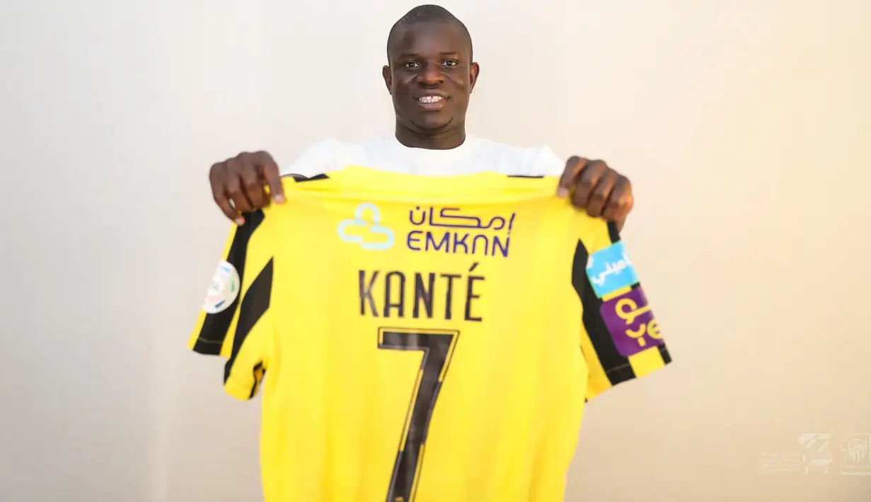 Seperti Karim Benzema, N'Golo Kante juga berstatus bebas transfer saat memutuskan hijrah ke Al Ittihad setelah sejak 2016 membela Chelsea. Ia dikontrak Al Ittihad selama tiga tahun dengan bayaran yang sedikit lebih rendah dari Karim Benzema. (twitter.com/ittihad)