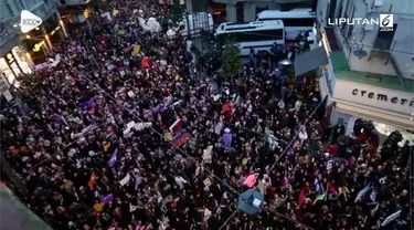 Ratusan pengunjuk rasa yang didominasi wanita berunjuk rasa di Istanbul. Mereka  mendorong upaya penghapusan kekerasan terhadap perempuan.