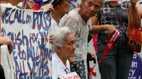 Pada Perang Dunia II, para wanita lansia ini dipaksa untuk menjadi budak seks para tentara Jepang, Filipina, Kamis (12/1). Mereka menggelar aksi untuk memprotes kedatangan PM Jepang Shinzo Abe di Filipina. )AP Photo/Bullit Marquez)