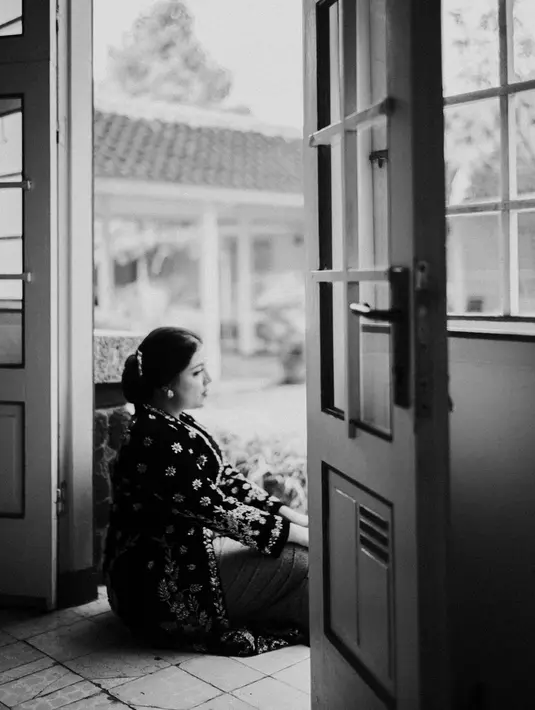 Dengan sentuhan modern, rambut Nessie ditata dengan gaya sanggul tekuk khas pengantin Jawa ningrat. [@nessiejudge]