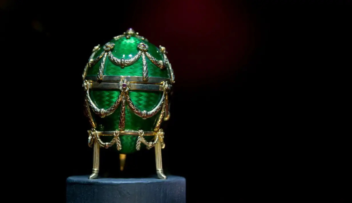 Pembuat kreasi telur ini menamakan karyanya dengan nama Telur Perdamaian, dipamerkan di Pameran Telur Dunia pada tanggal 16 April 2014 di museum kota Schwabach, Jerman selatan (AFP Photo/Daniel Karmann).