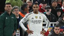 Bek Real Madrid, Trent Alexander-Arnold, menunggu untuk masuk sebagai pemain pengganti dalam pertandingan sepak bola fase liga Liga Champions UEFA antara Liverpool dan Real Madrid di Anfield, Liverpool, Inggris barat laut, pada 4 November 2025. (Paul ELLIS / AFP)