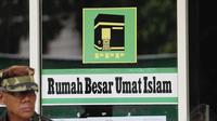 Petugas yang berseragam loreng itu tampak berjaga-jaga di Kantor DPP PPP, Jakarta, Rabu (3/12/2014). (Liputan6.com/Faizal Fanani)