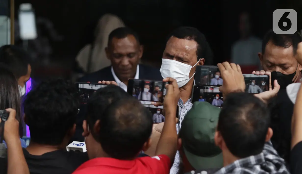 Tenaga Ahli PD Pasar Jaya, Rosario de Marshall alias Hercules (tengah) memberi keterangan kepada wartawan usai menjalani pemeriksaan di Gedung Merah Putih Komisi Pemberantasan Korupsi (KPK), Jakarta, Kamis (19/1/2023). Rosario de Marshall alias Hercules memenuhi panggilan KPK sebagai saksi di kasus suap penanganan perkara di Mahkamah Agung (MA). (Liputan6.com/Helmi Fithriansyah)