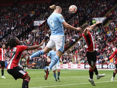 Manchester City cukup frustrasi menghadapi Sheffield United di laga pekan ketiga Liga Inggris 2023/2024. Pertahanan The Blades begitu rapat sehingga mereka sulit mencetak gol. Setelah melakukan sejumlah percobaan, City akhirnya mencetak gol juga. Adalah sang bomber, Erling Haaland yang mencetak gol di menit ke-63. (AFP/Darren Staples)