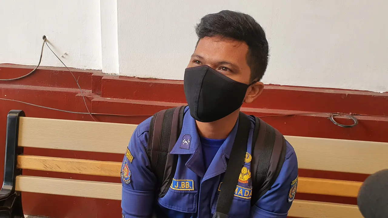 Sandi (31) tenaga honorer pada Dinas Pemadam Kebakaran dan Penyelamatan Kota Depok.