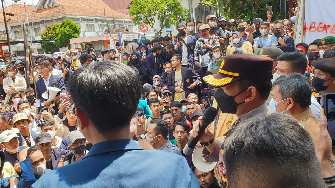 Kapolres Garut AKBP Wirdhanto Hadicaksono turun langsung mengamankan aksi demo mahasiswa 11 April di depan pintu masuk gedung DPRD Garut.