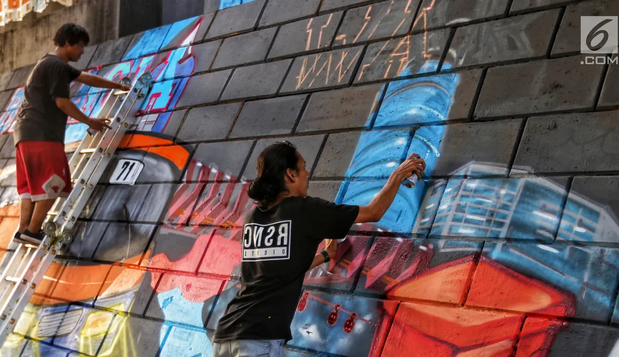Seniman dari Komunitas mural dan Gravity menyelesaikan gambar di Kolong Tol, Jakarta, Rabu (19/6/2019). Pembuatan Mural Gravity tersebut bermaksud untuk membuat lingkungan sekitar menjadi indah dan elok dipandang mata. (Liputan6.com/Johan Tallo)